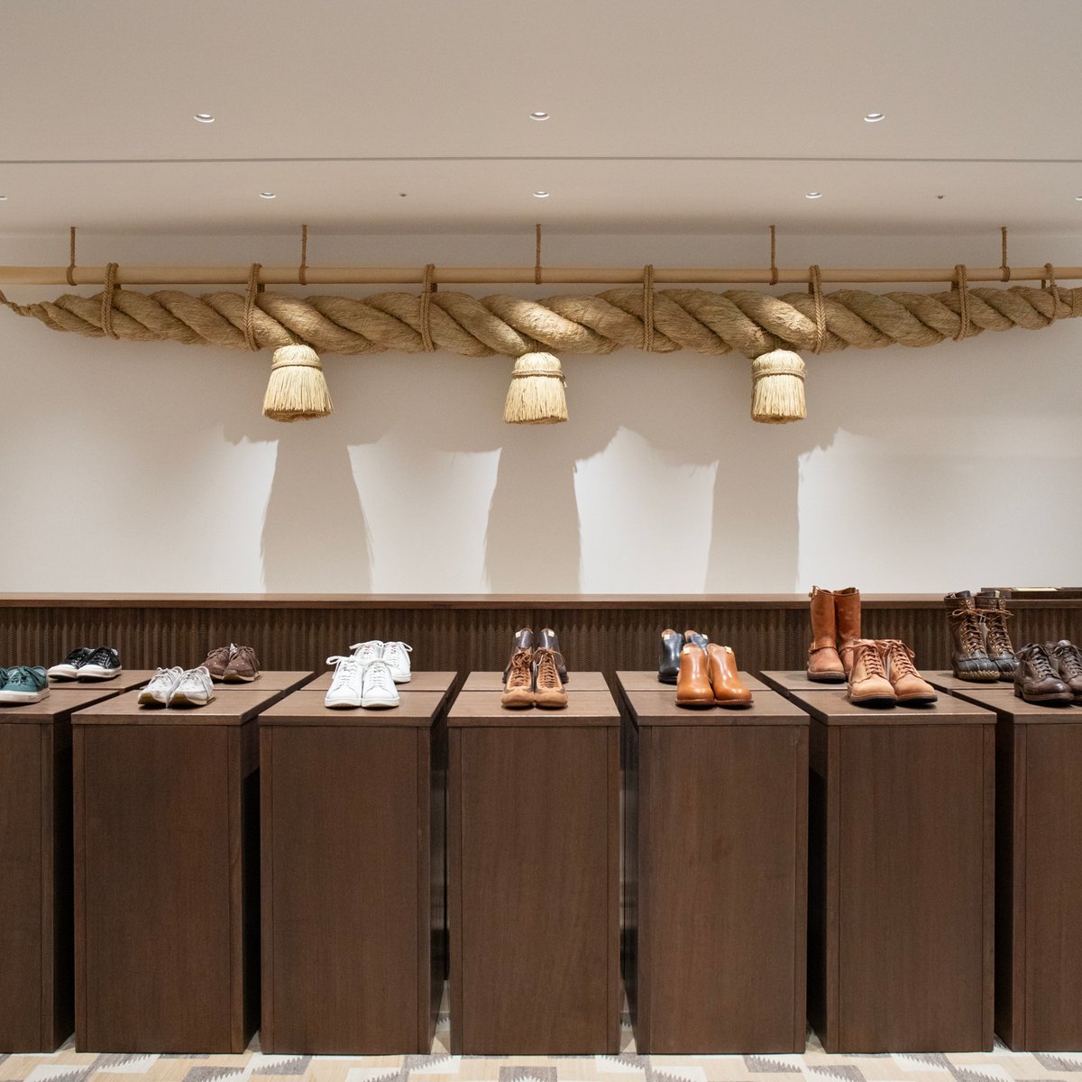 ビズビム」の旗艦店がリニューアル、店内の什器と床材を一新