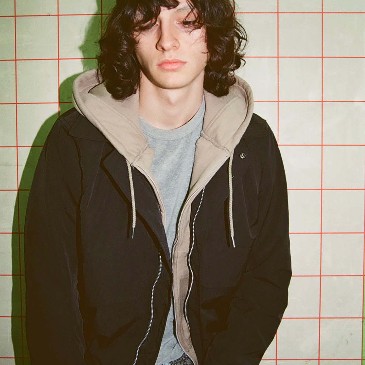 ステュディオスが「ネヴァーフォーゲット」とコラボ、ボンバー