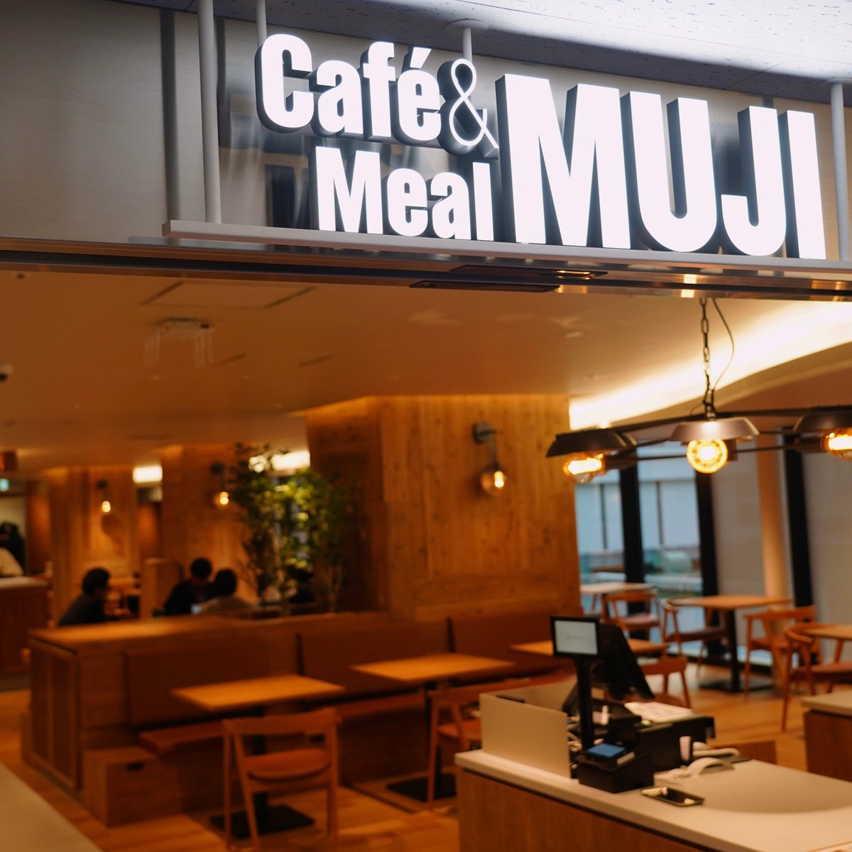 無印良品が病院に初出店 「Café&Meal MUJI」に売店を併設