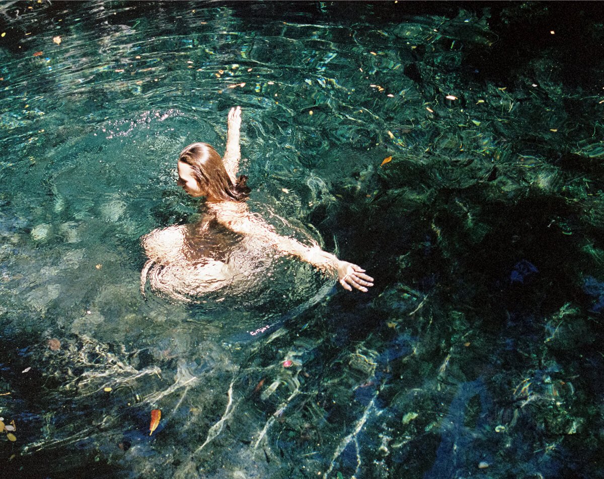 Takako Noelが写真展開催 セノーテで写された幻想的な風景を展示