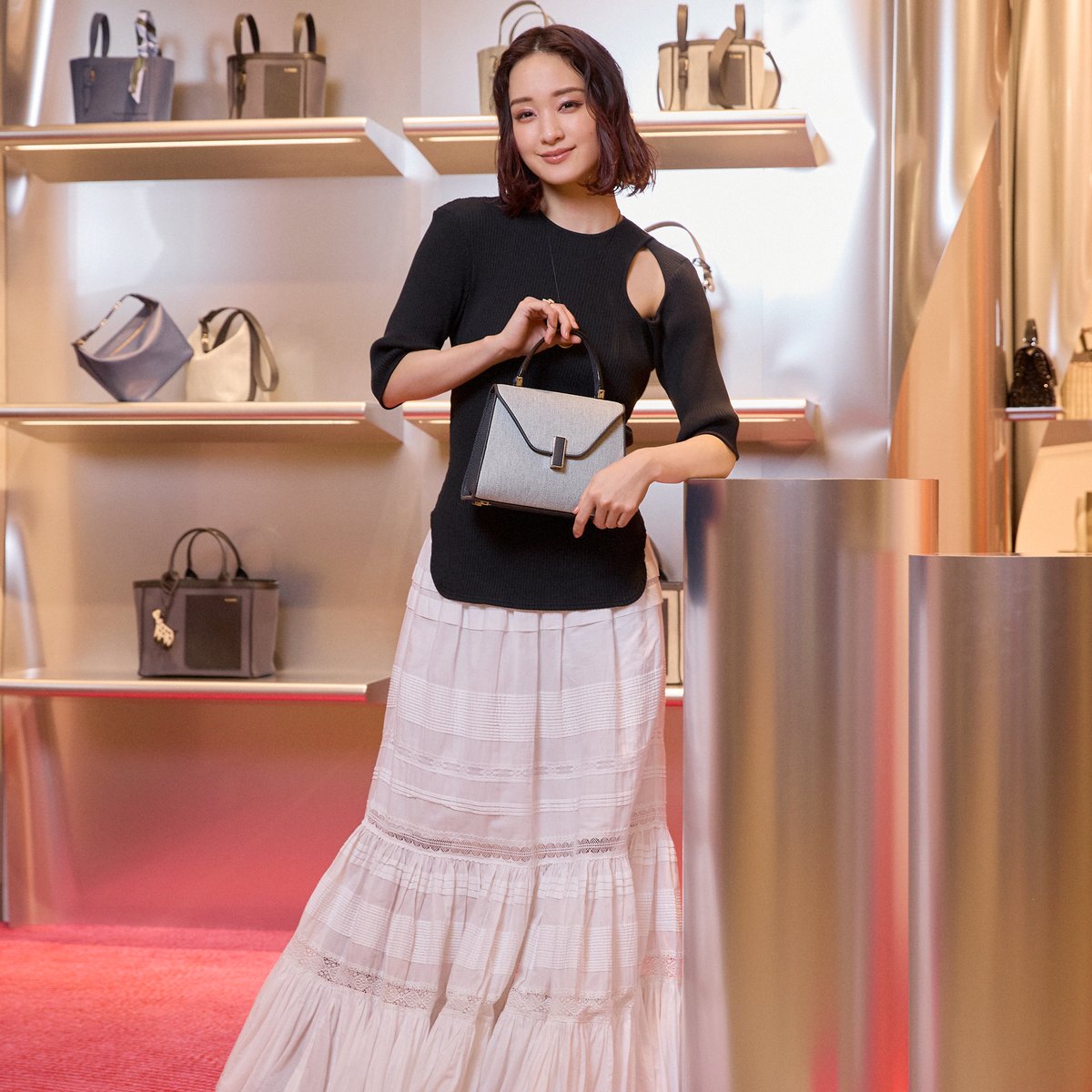 ヴァレクストラ」ポップアップに剛力彩芽が来場 リサイクルデニム素材