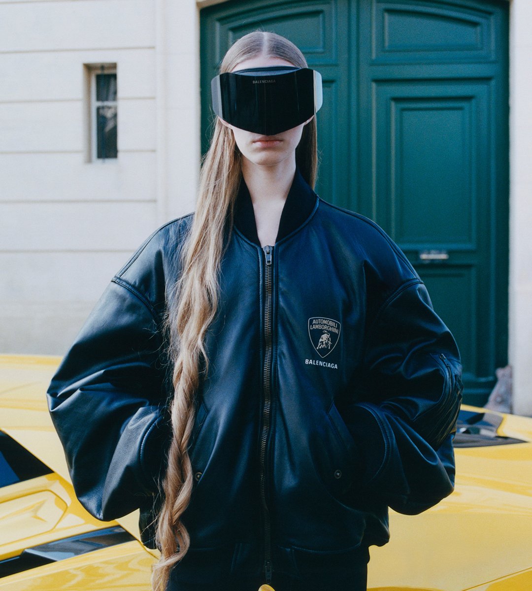 コラボの証【BALENCIAGA】アウトモビリ ランボルギーニ パーカー バレンシアガがランボルギーニとコラボ ボンバージャケットや