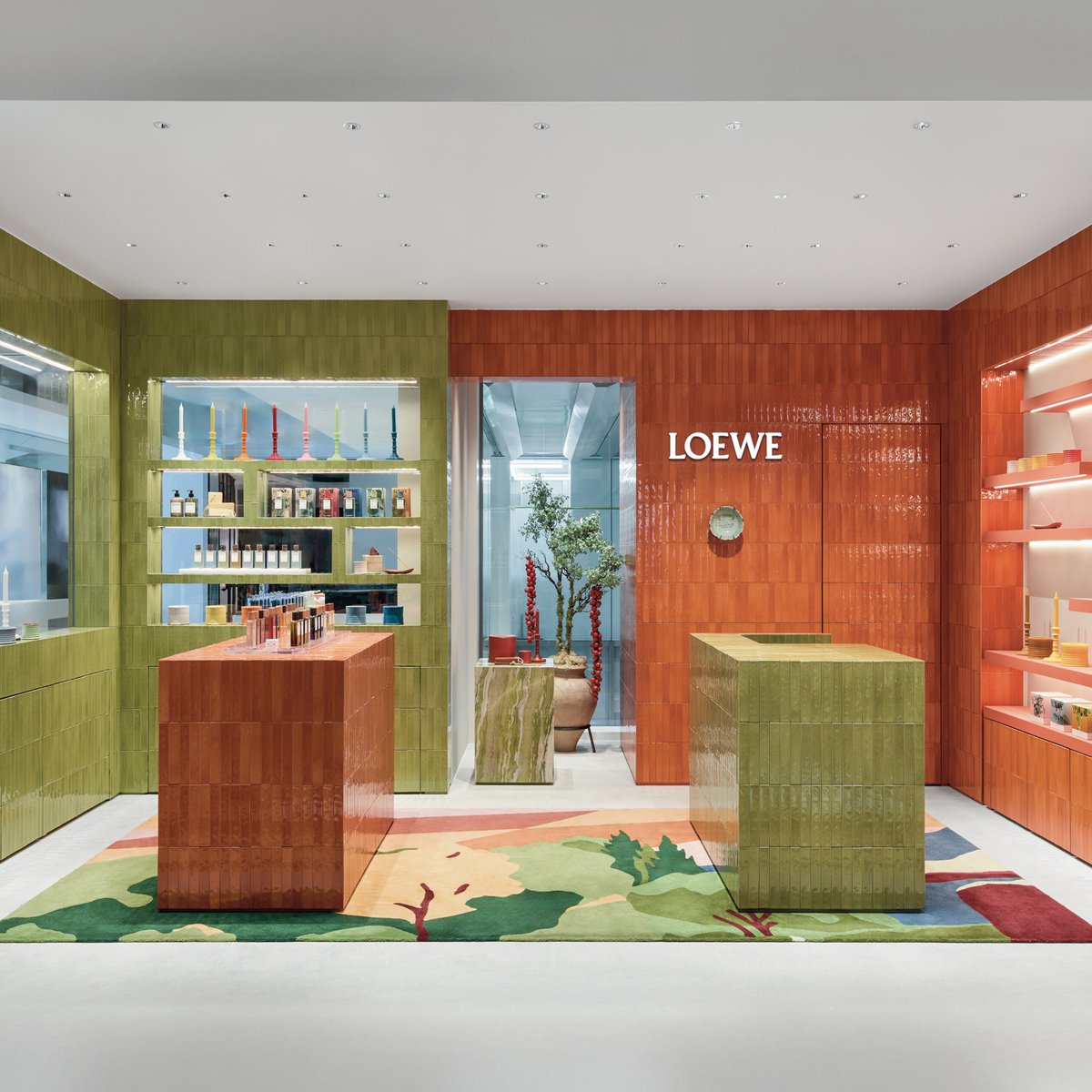 収納家具 LOEWE 食器棚