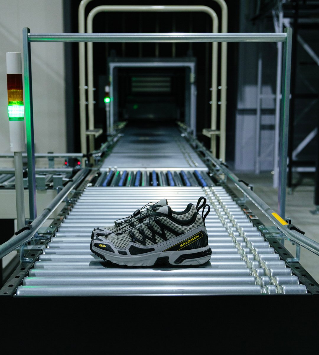 ビームスがサロモンの「ACS+OG」限定カラーを発売 メタリックグレーの配色