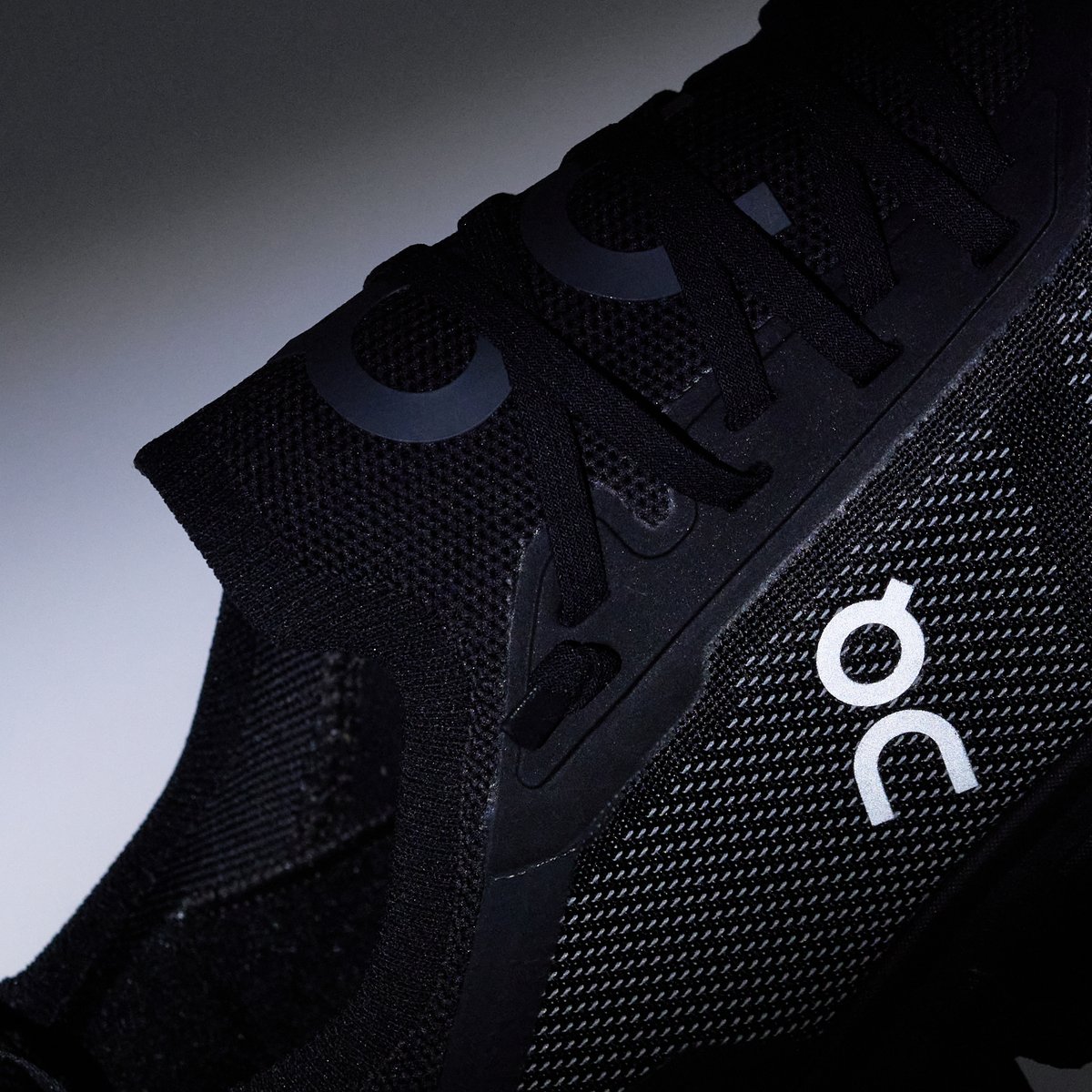 クラウド マイスタンダード】ブランドの“新定番”オンのクラウド6 ヴァーサ