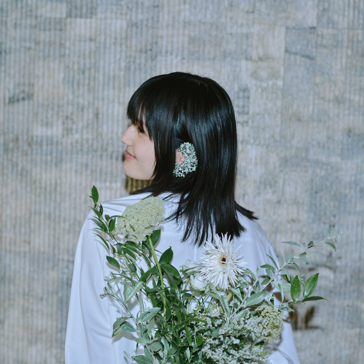 橋本愛が戯れるジル サンダーの“野花の庭”──銀座で咲く＜エデン＞