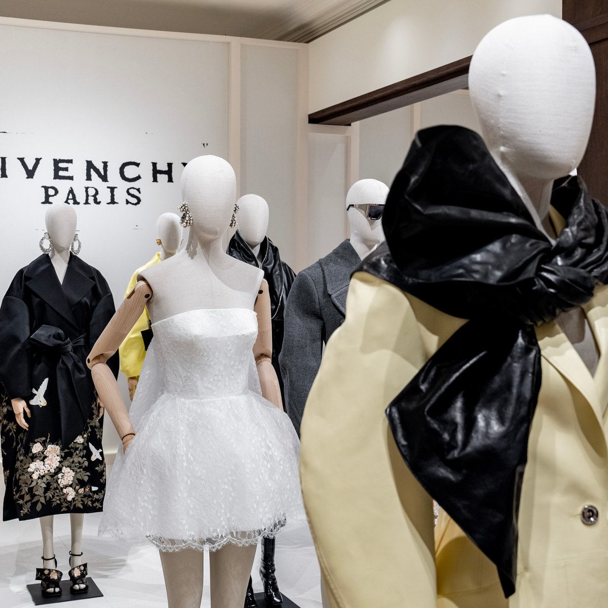 サラ・バートン「ジバンシィ」のデビューコレクションがいよいよ発売