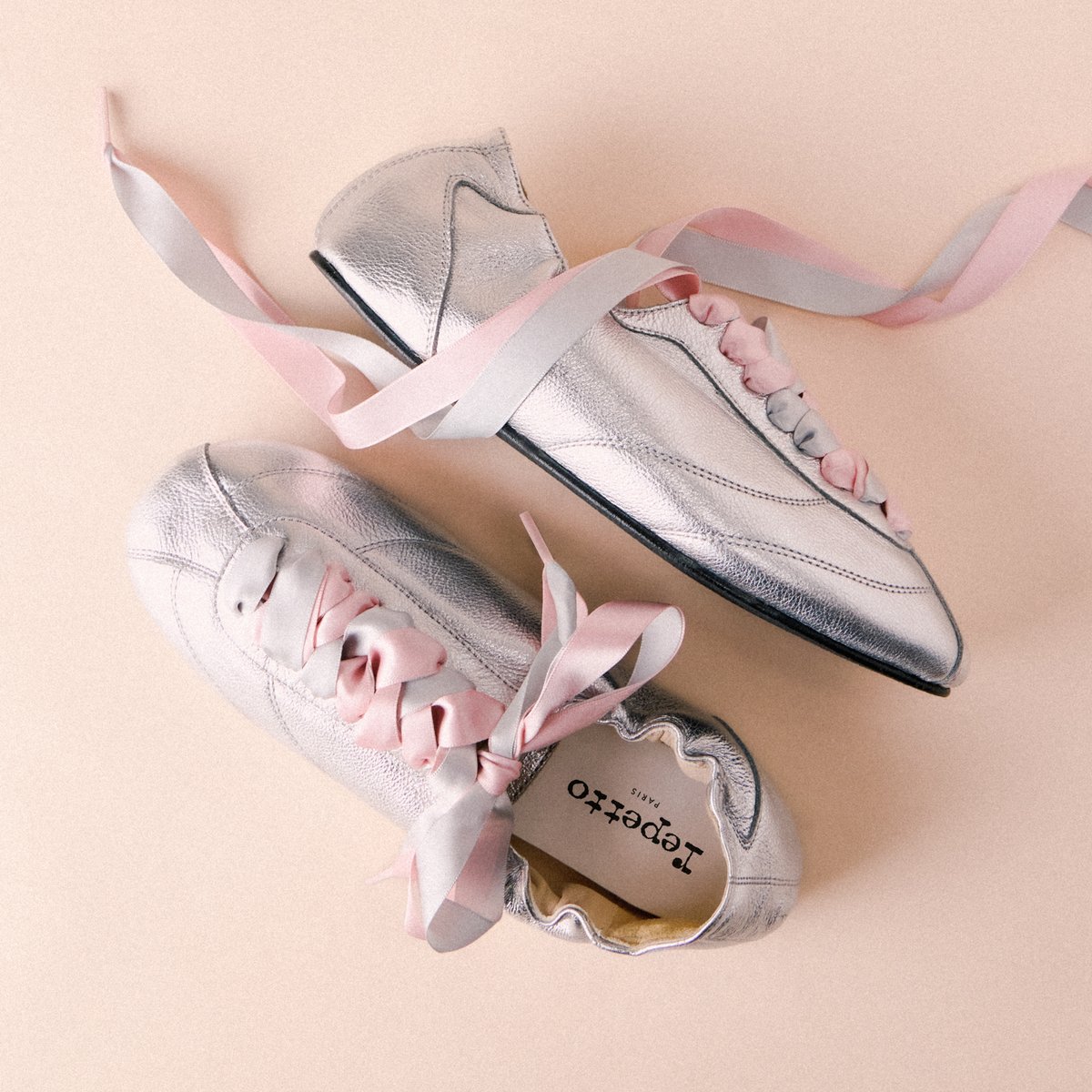 【関税込み】Repetto シルバー Silk Tennis スニーカー レペット】スニーカー「Tennis Silk（テニス シルク）」に煌めき
