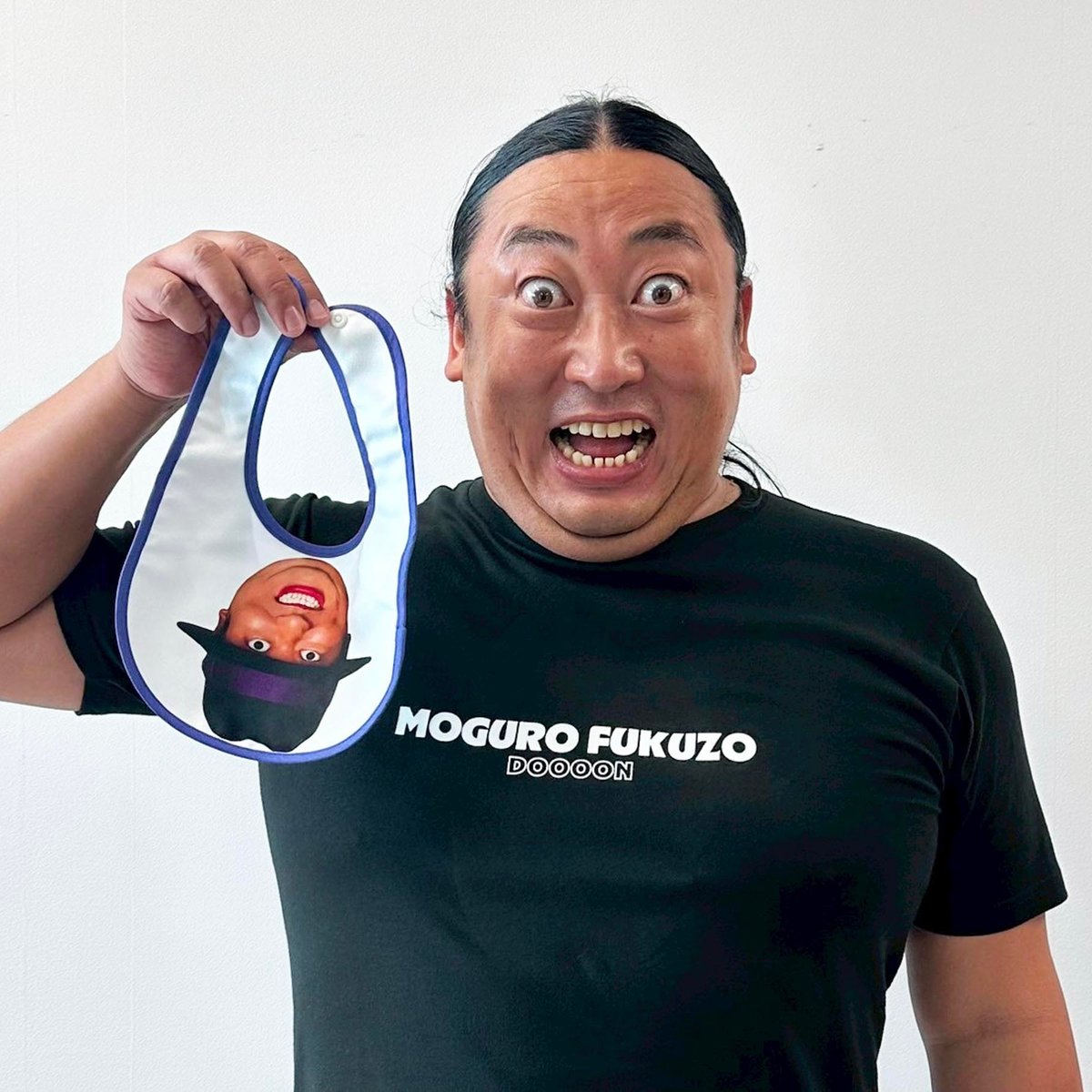 服をめくると喪黒福造に、ロバート秋山の体モノマネTシャツが