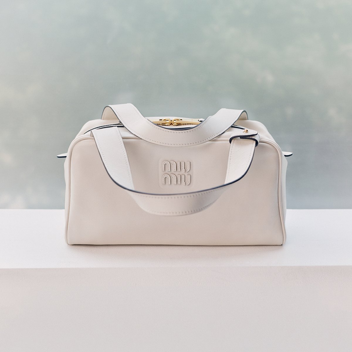 ミュウミュウが新作バッグを発売 ミニマルなデザインと実用性を