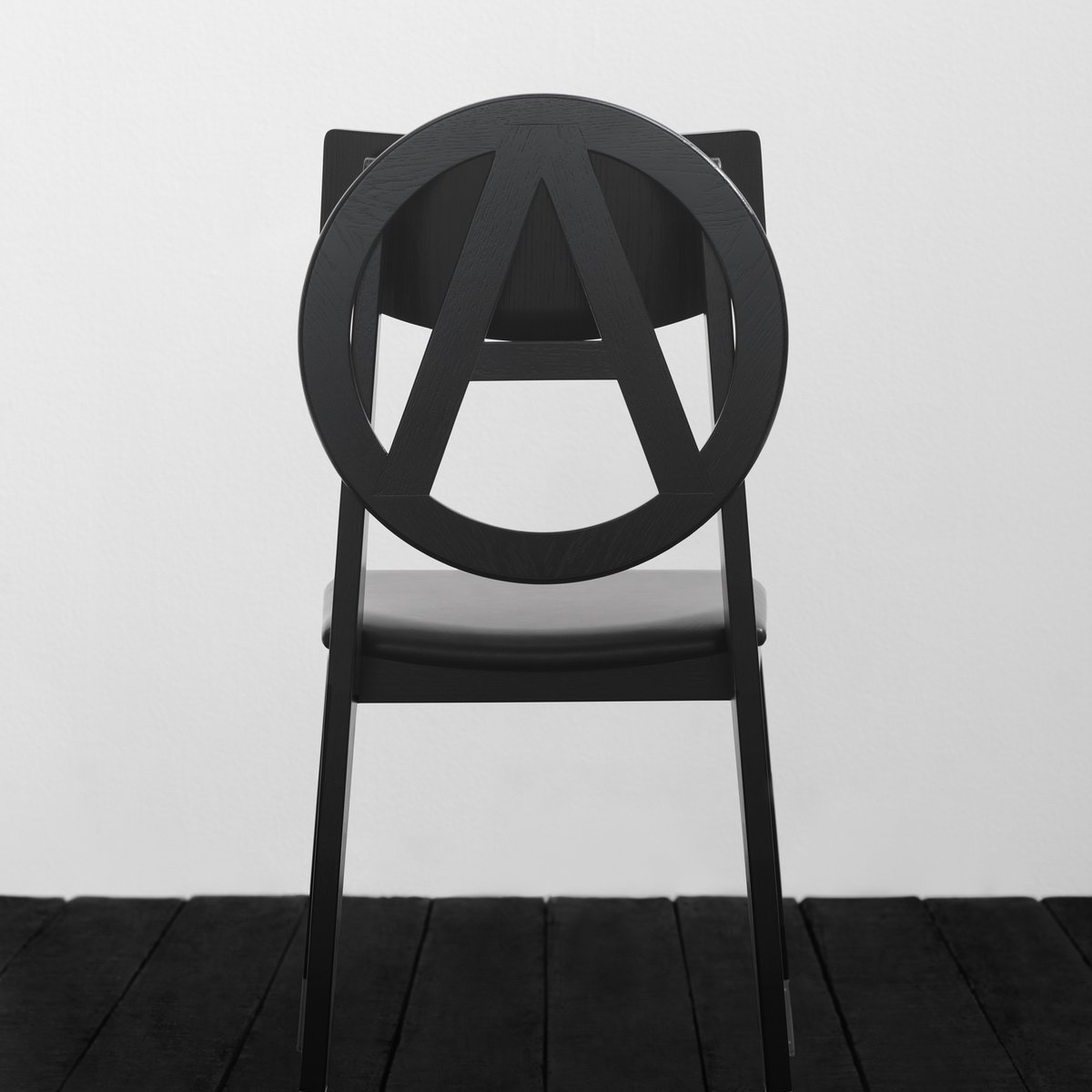 アンダーカバーが座面を黒のレザーで統一した「アナーキーチェア」を発売