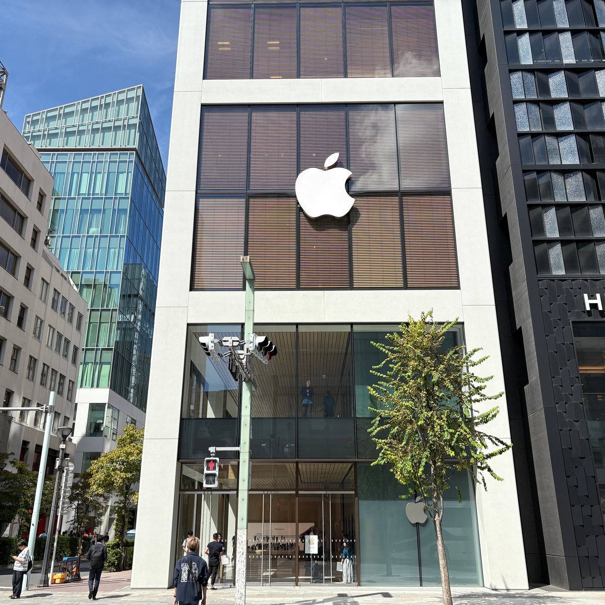 Apple 銀座」サヱグサビル本館で3年ぶりオープン 店舗デザインを一新
