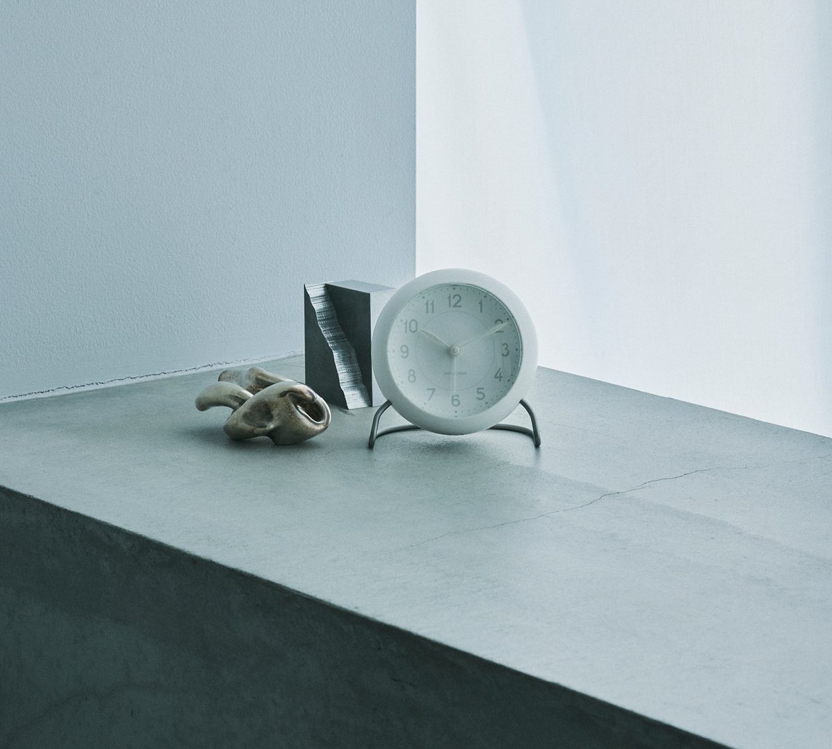 アルネ・ヤコブセン」から限定テーブルクロックが登場、“白い街”から