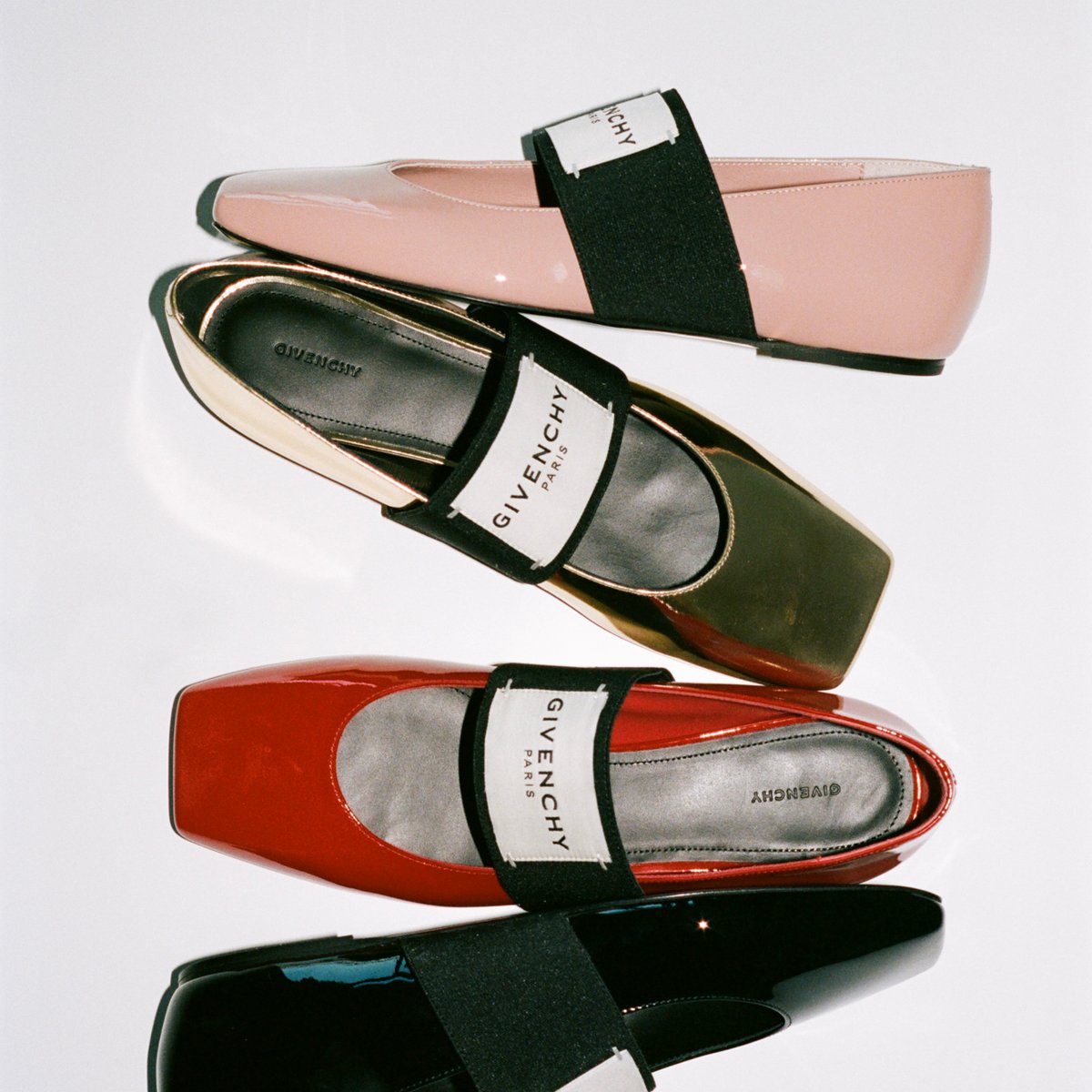 サラ・バートンが手掛ける「ジバンシィ」、新作のバレリーナシューズを発売