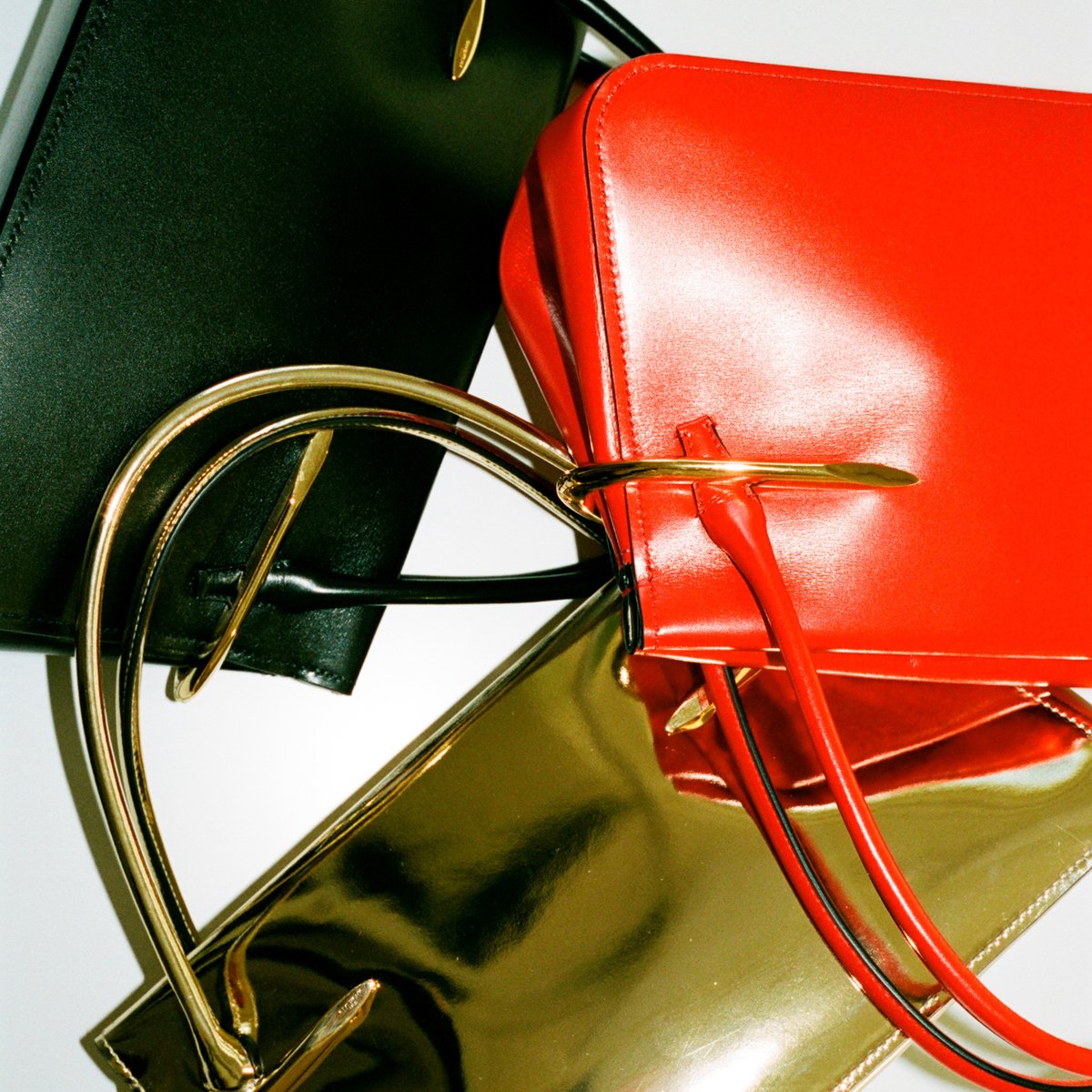 サラ・バートンが手掛けるジバンシィ、手仕事に着想した新作バッグ