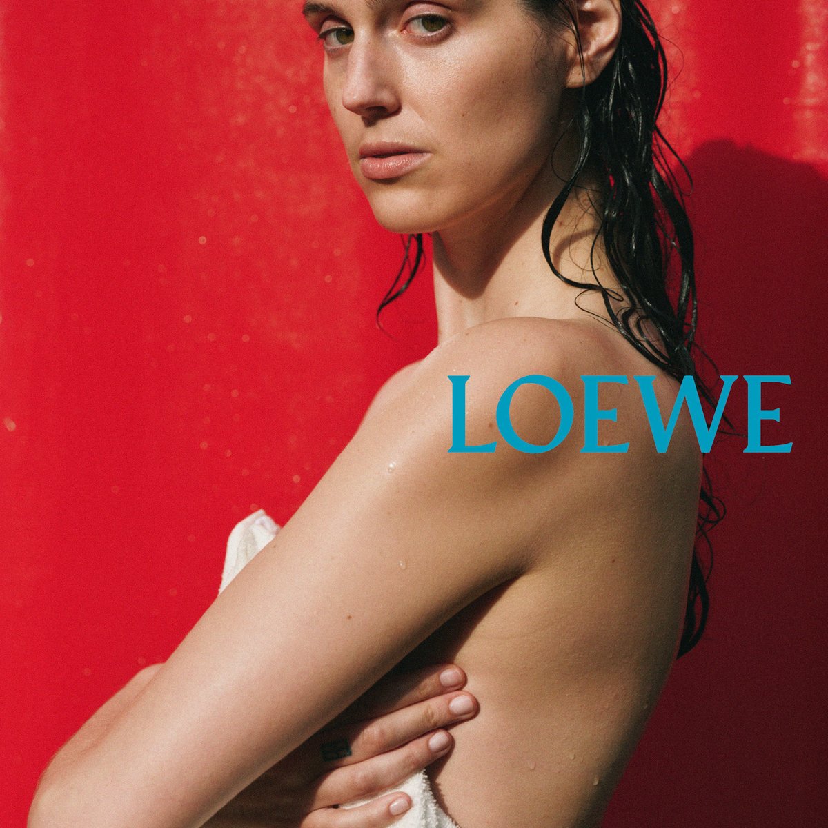 新生「ロエベ」デビューコレクションのティーザー公開 7人の俳優を起用