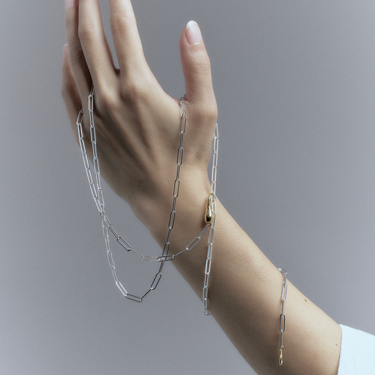 本格的な衣替えの前に、秋の着こなしを彩るジュエリーアイデア