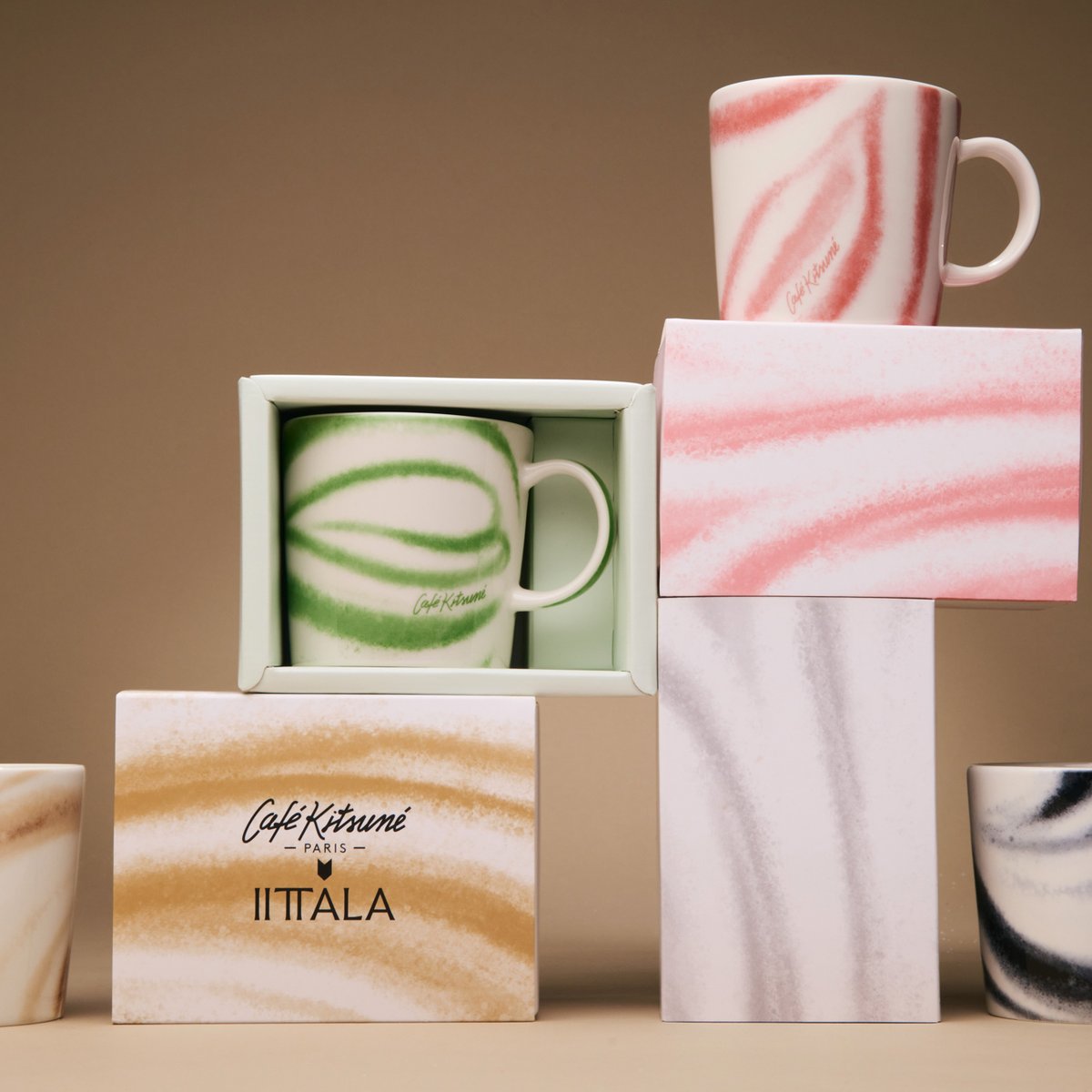 カフェ キツネ」とイッタラがコラボマグ発売 ラテアートを思わせる4色