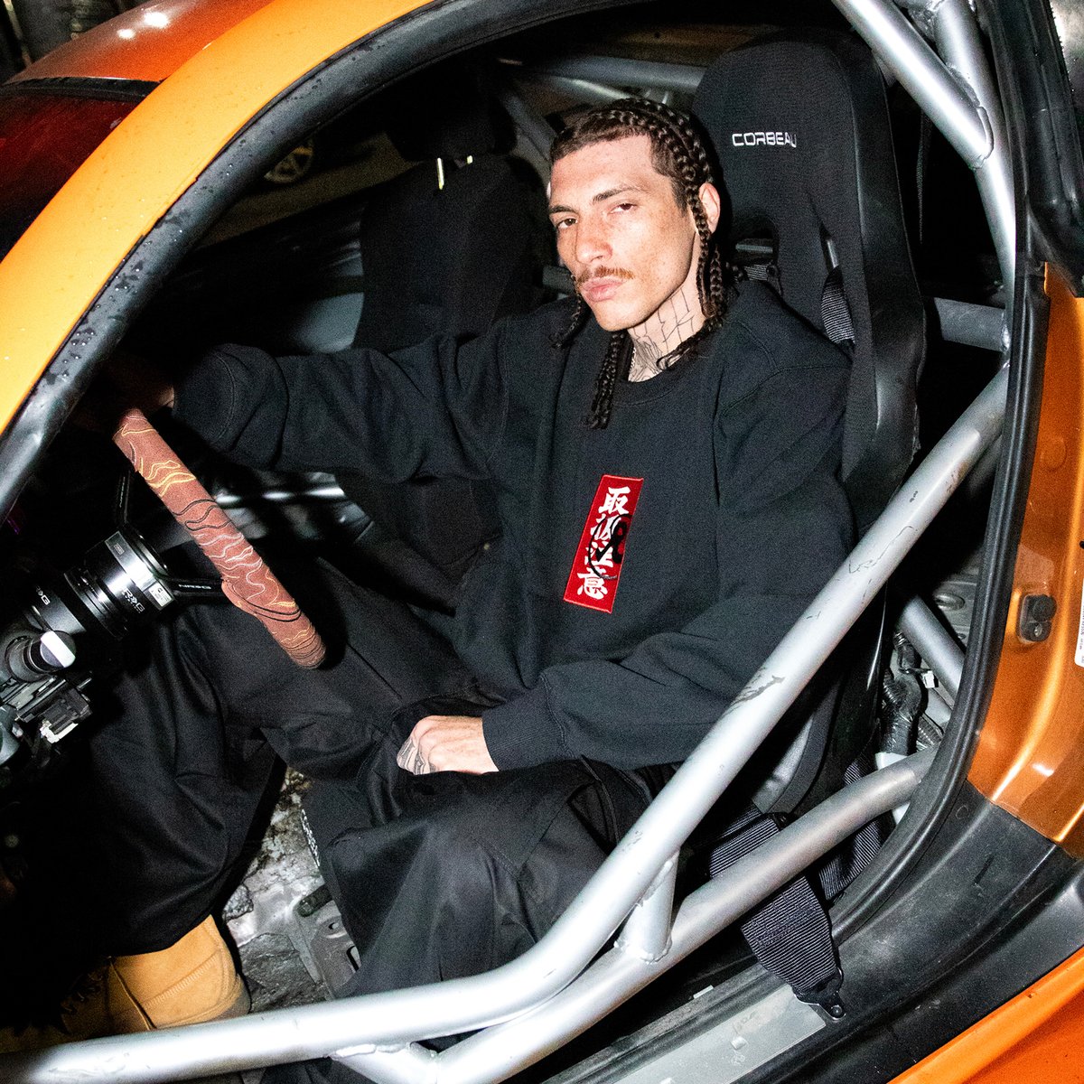 リチャードソンがブラックアイパッチと初コラボ バーシティジャケット