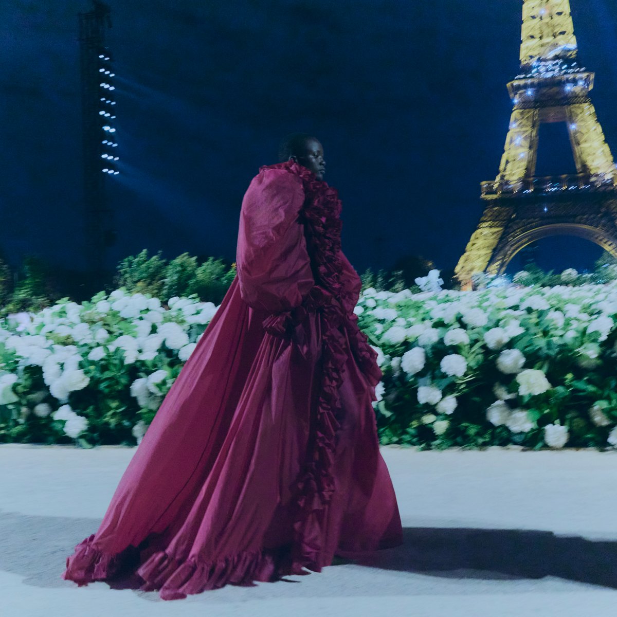 シネマティックなショーとナイロンドレスが切り拓く「サンローラン」の