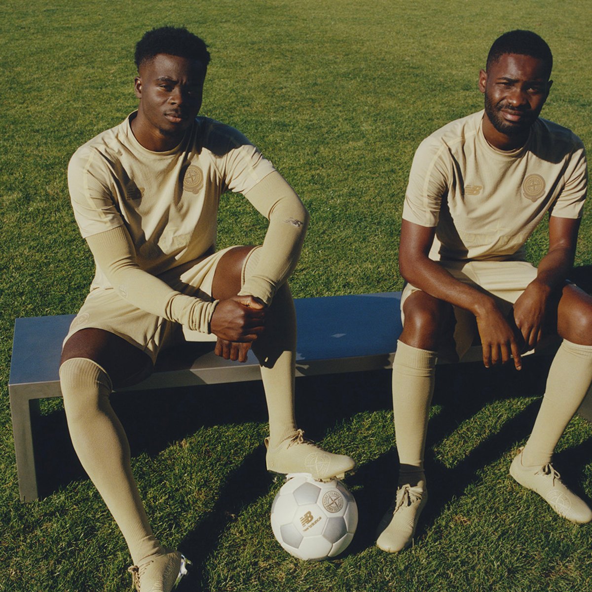 ストーンアイランド × ニューバランス新作、コンパスロゴを配した