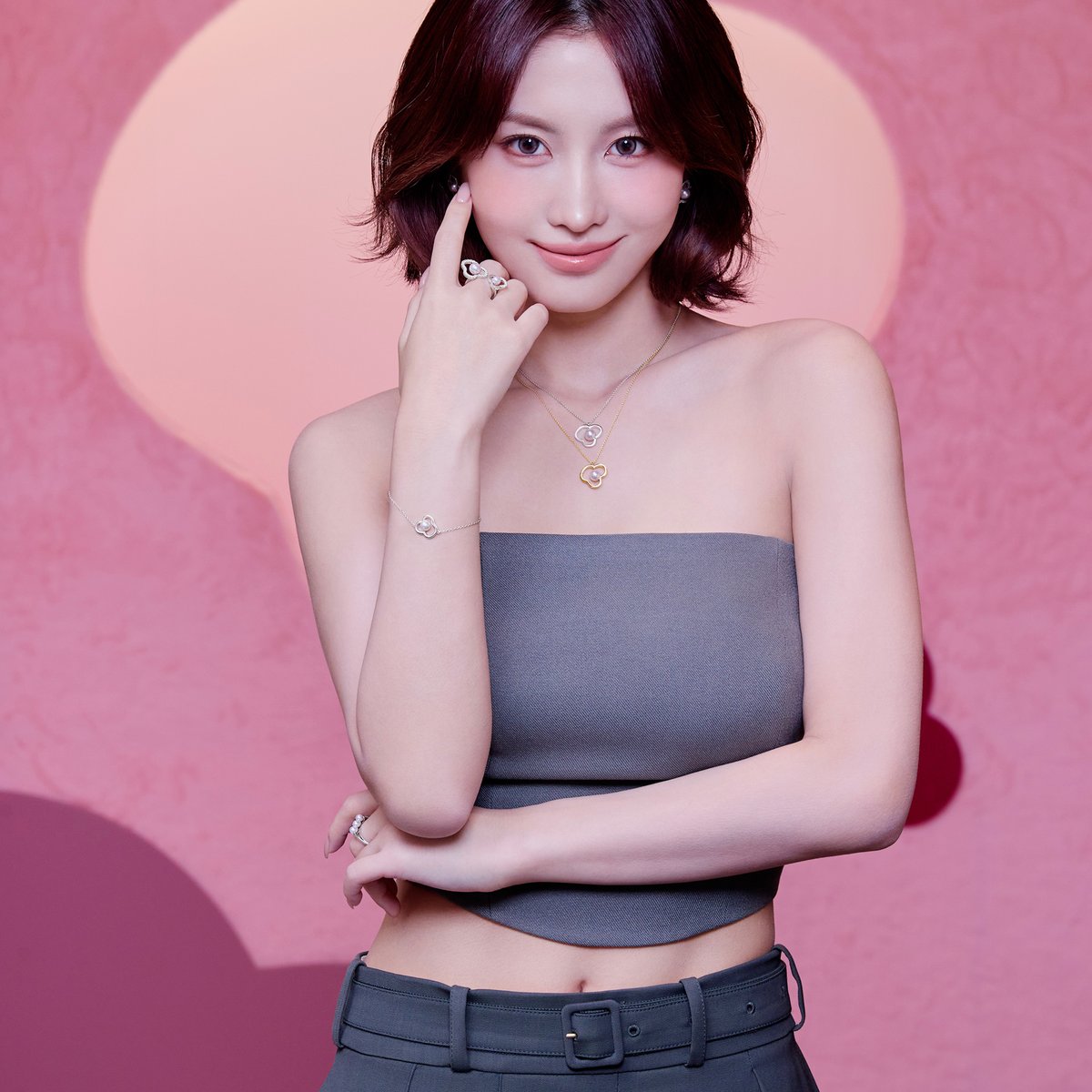 TWICE MOMOが「タサキ 銀座本店」に来店 