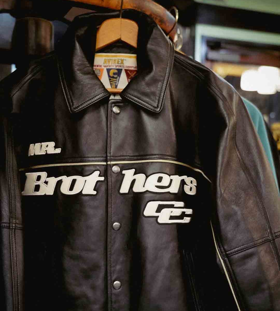 アヴィレックス × ミスターブラザーズ・カットクラブ 両ブランド名を