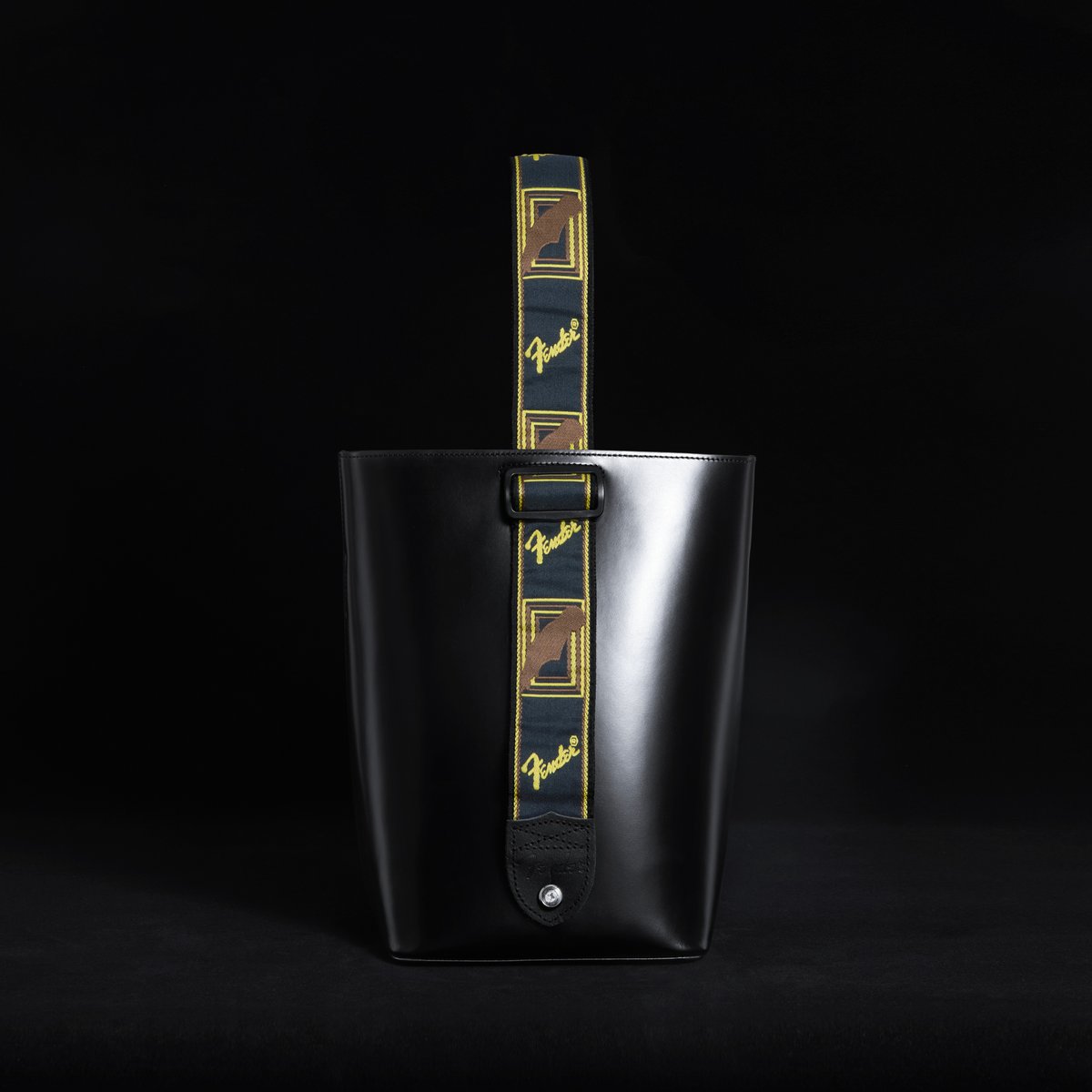 限定Fender Flagship Tokyo Leather Keychain フェンダーがギターストラップを持ち手に採用したレザーバッグを数量