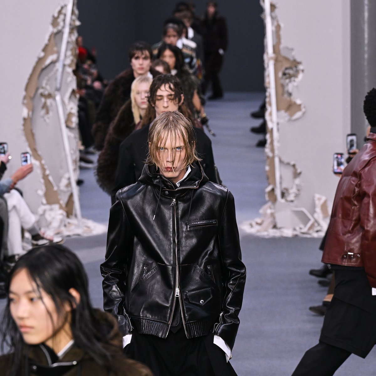 破壊から美へ 「サカイ」が解き放つ自由の精神