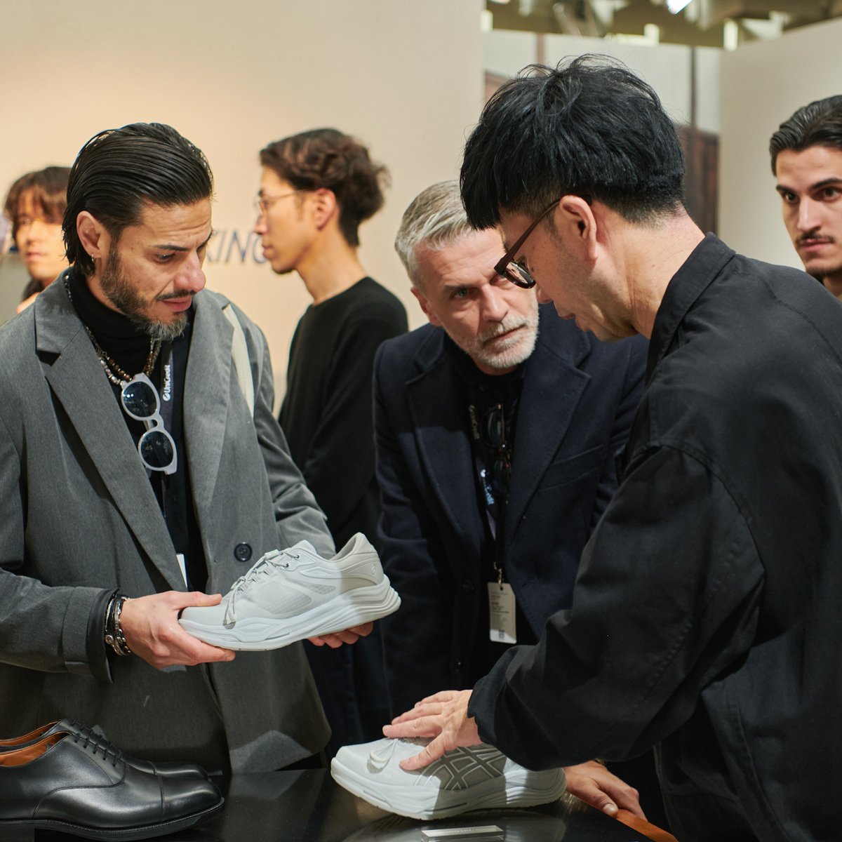 アシックスウォーキング」がピッティ初出展、フォーマルかつカジュアル