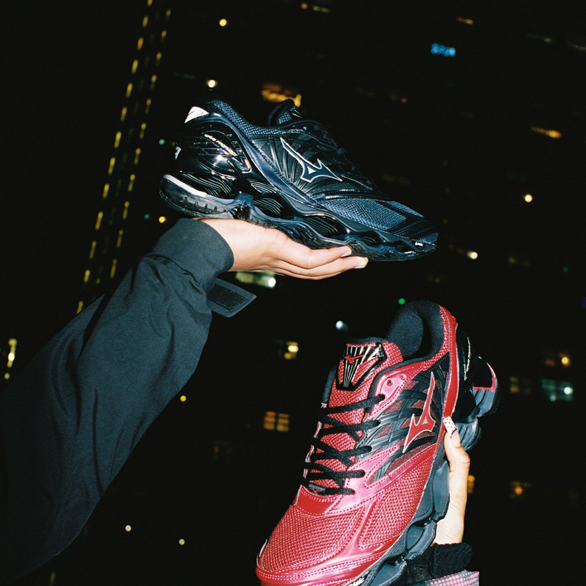 ミズノがライフスタイル向けスニーカー「ウエーブ プロフェシー LS」の