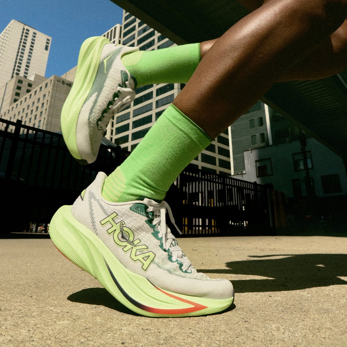 ホカが新作ランニングシューズ「マッハ 7」を発売 走り心地と通気性を両立