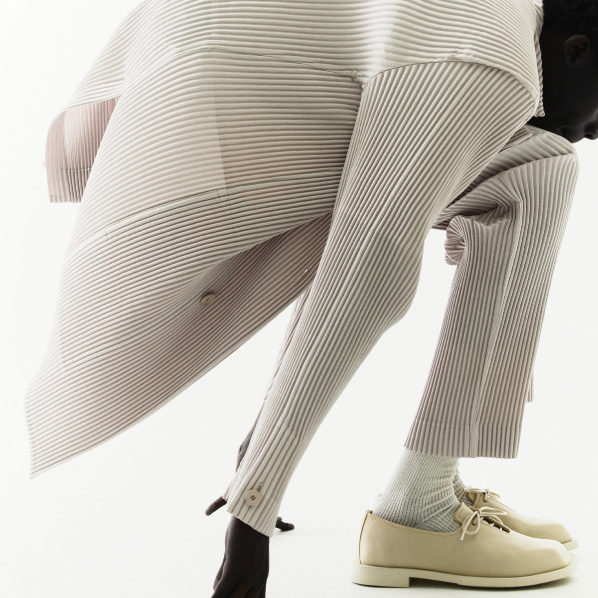 オム プリッセ イッセイ ミヤケ、板チョコから着想を得た新作シューズ