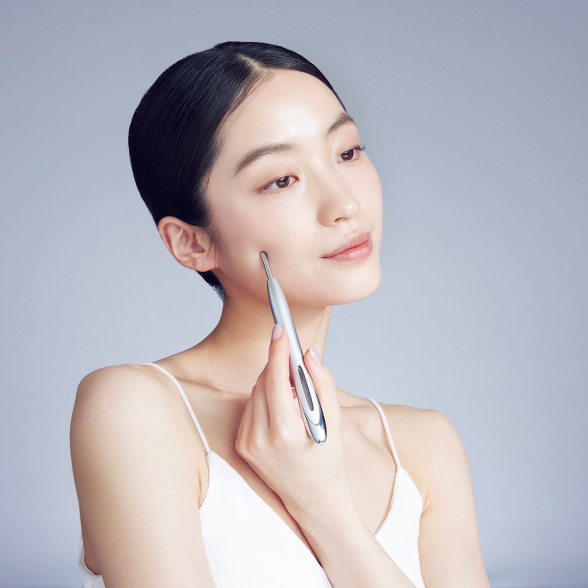 固まりがちな筋膜にアプローチ サロニアからペン型美顔器が登場