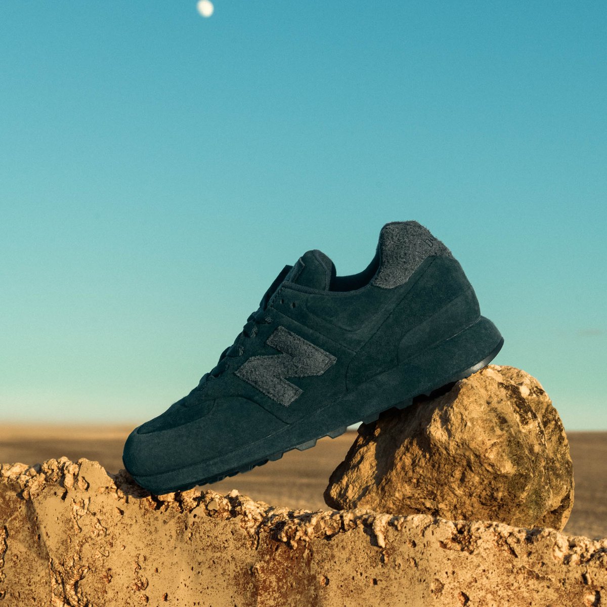 ストーンアイランド × ニューバランス新作、モノクロスエードで統一