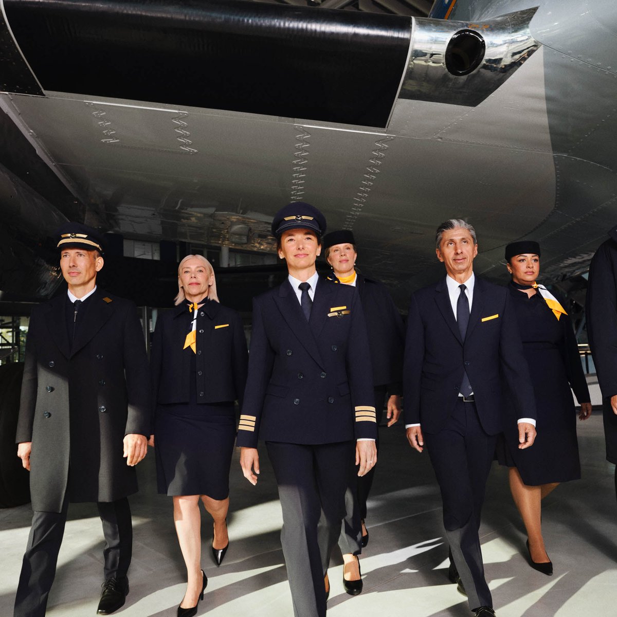 ボス」がルフトハンザ航空の新制服をデザイン 新旧アイテムを