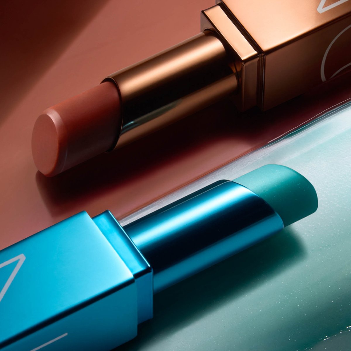 2026年夏コスメ】NARS：オリエンタルな輝きを放つリップ2種