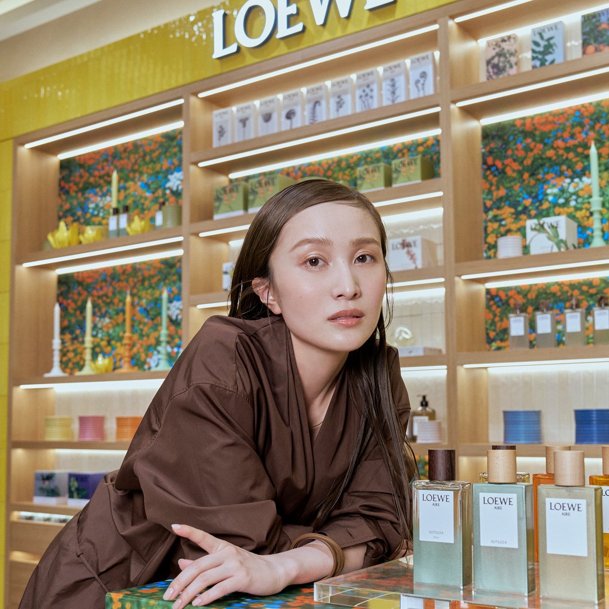 百田夏菜子がロエベ パルファム銀座三越に来店 メゾンらしいユニークな