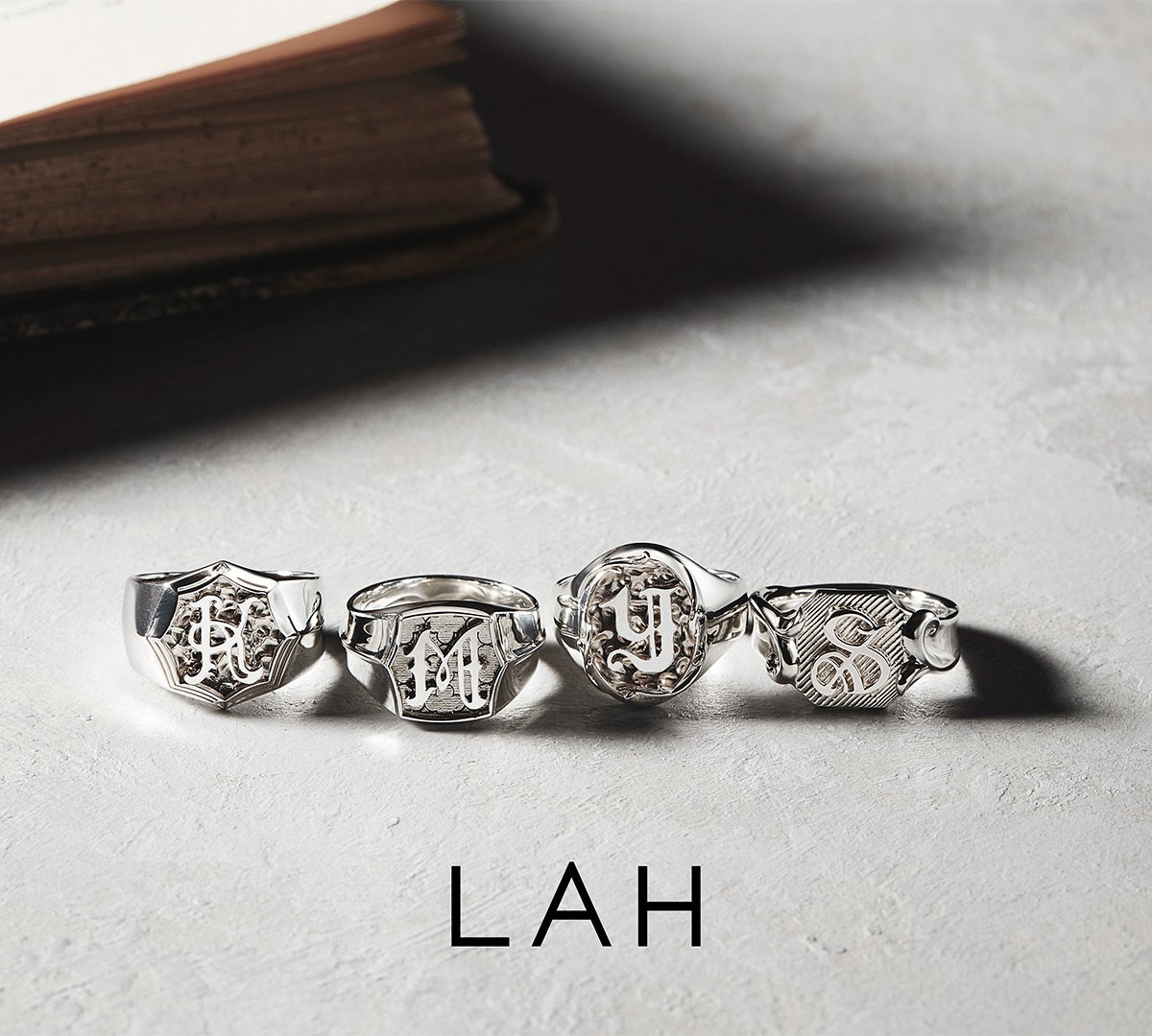 At/Eg シルバー イニシャルチャームリング イニシャルを身につけて自分らしさを表現 「LAH」から新作リングと