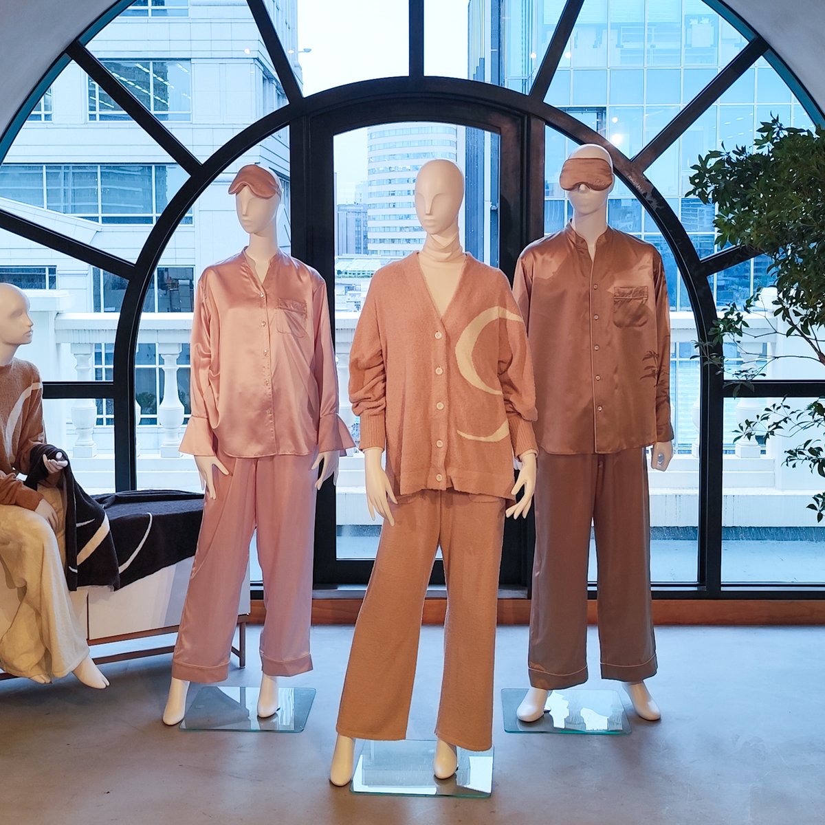 リファがリカバリーウェアの新作展示会を開催 シルク素材のスリープ
