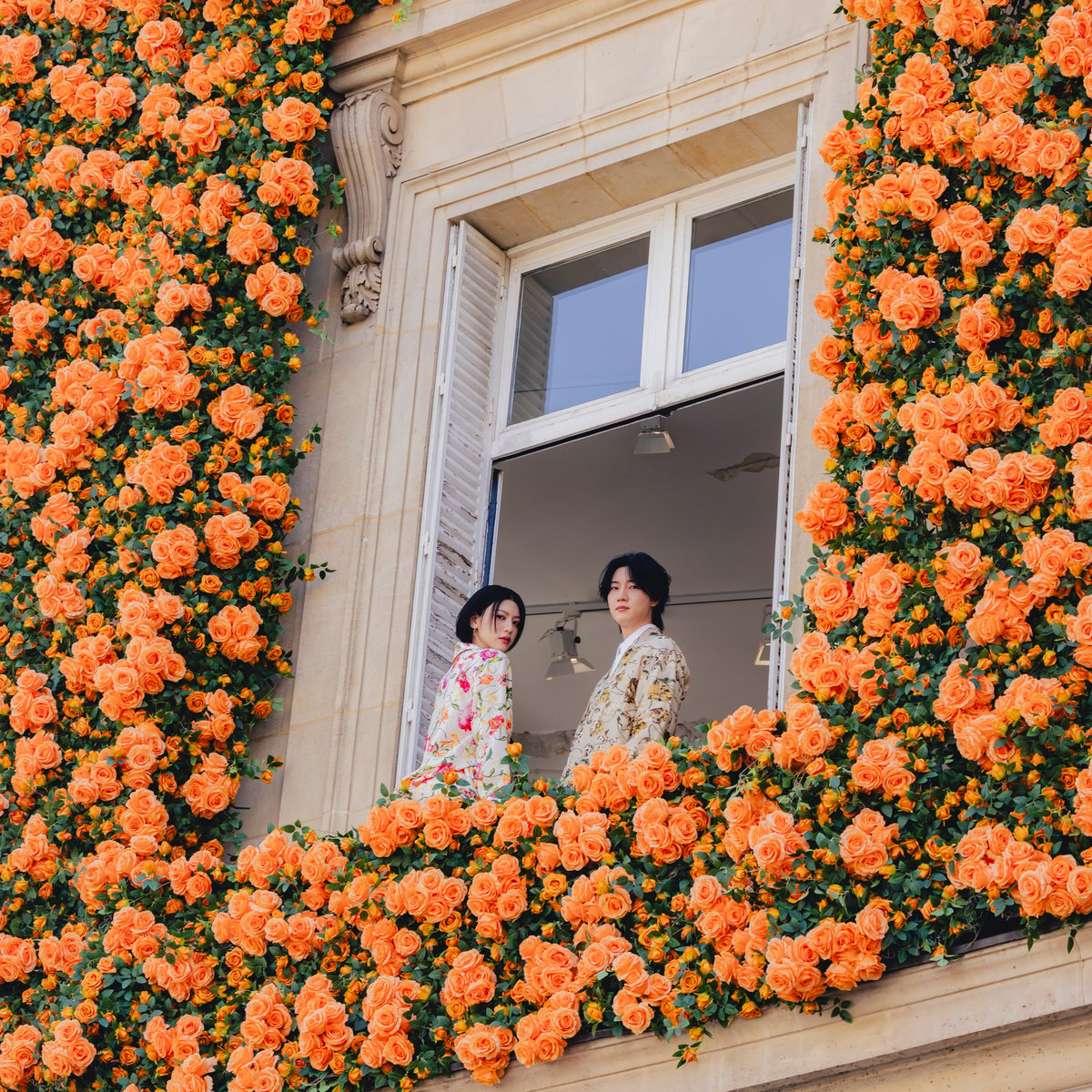 三吉彩花と桜田通がKENZOの祝祭へ パリ・ヴィクトワール広場で新作と