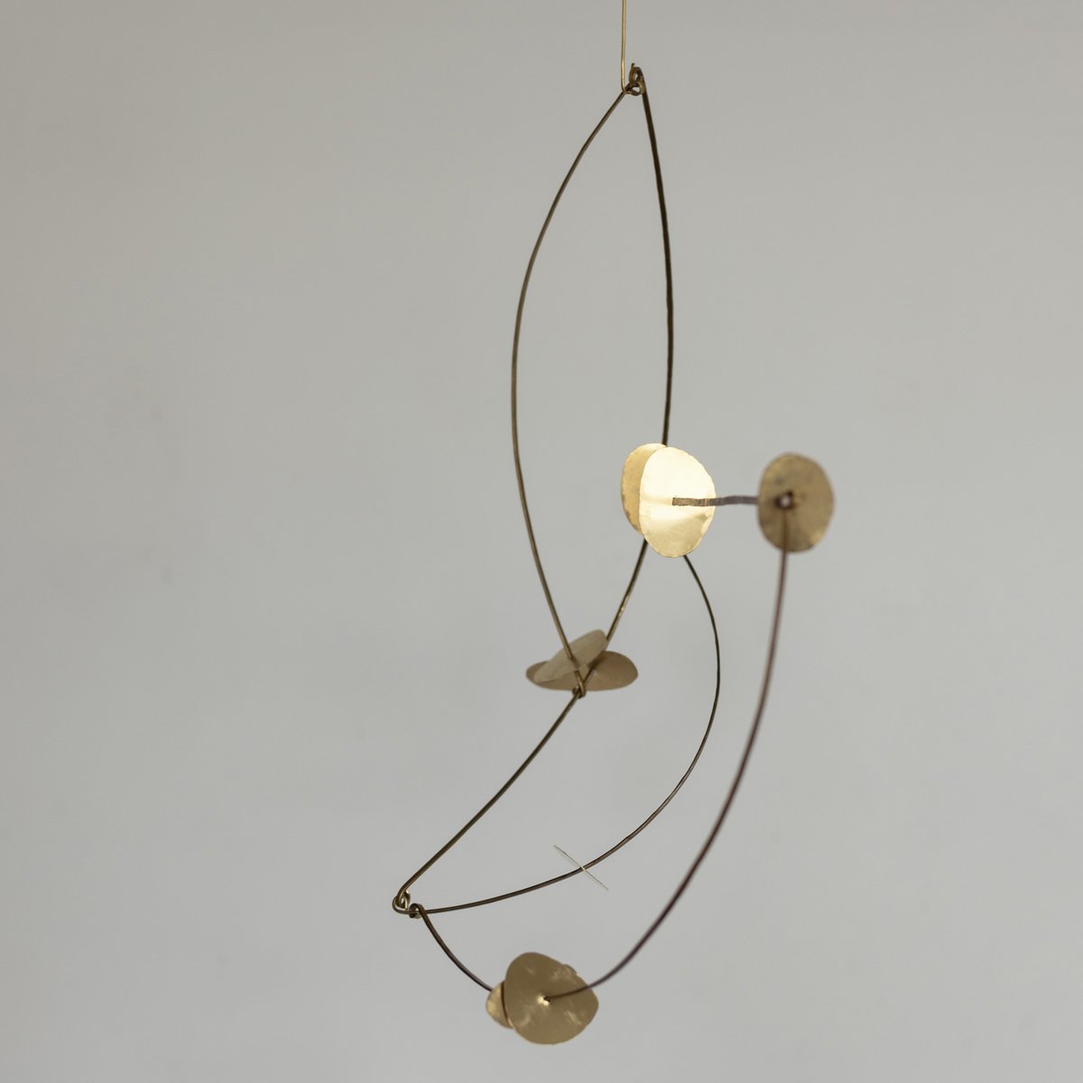 ミナ ペルホネン、沖縄の金工工房「チカフ メタルワークス」の作品展を