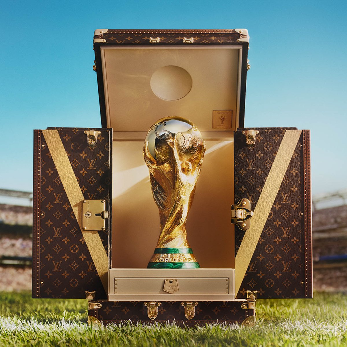 ルイ・ヴィトンがサッカーW杯2026の公式特注トロフィー・トランクを製作