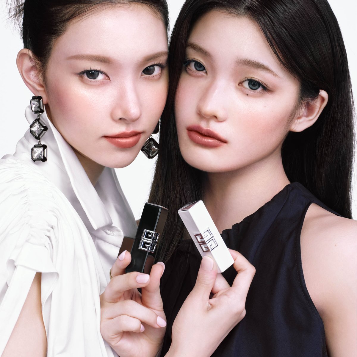 ILLIT YUNAH & IROHAが魅せる 「ジバンシイ」のケアするクチュールリップ