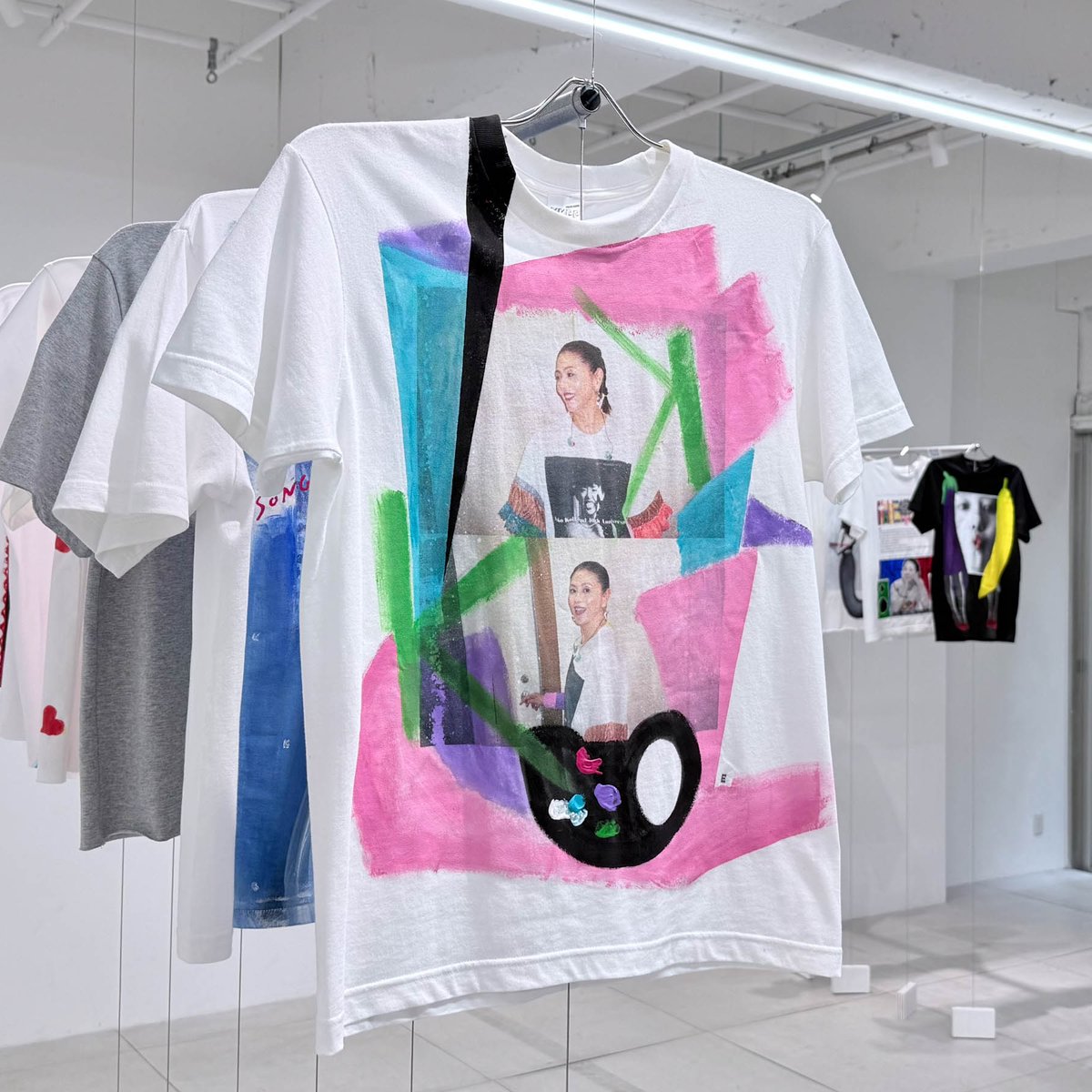 小泉今日子のツアー衣装の展覧会が開幕 “一夜限り”のアートTシャツを披露