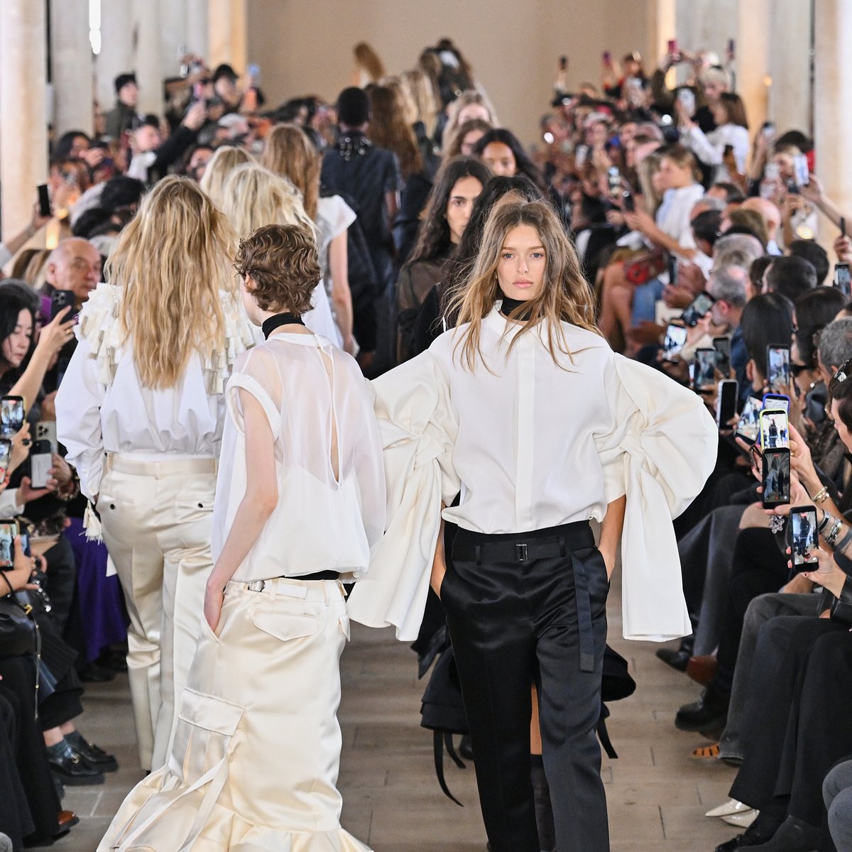 sacai　サカイ　バルーンスリーブ　長袖　チュニック　コットン 世の中フェイクなことだらけ、「サカイ」阿部千登勢がさらけ出す等身大