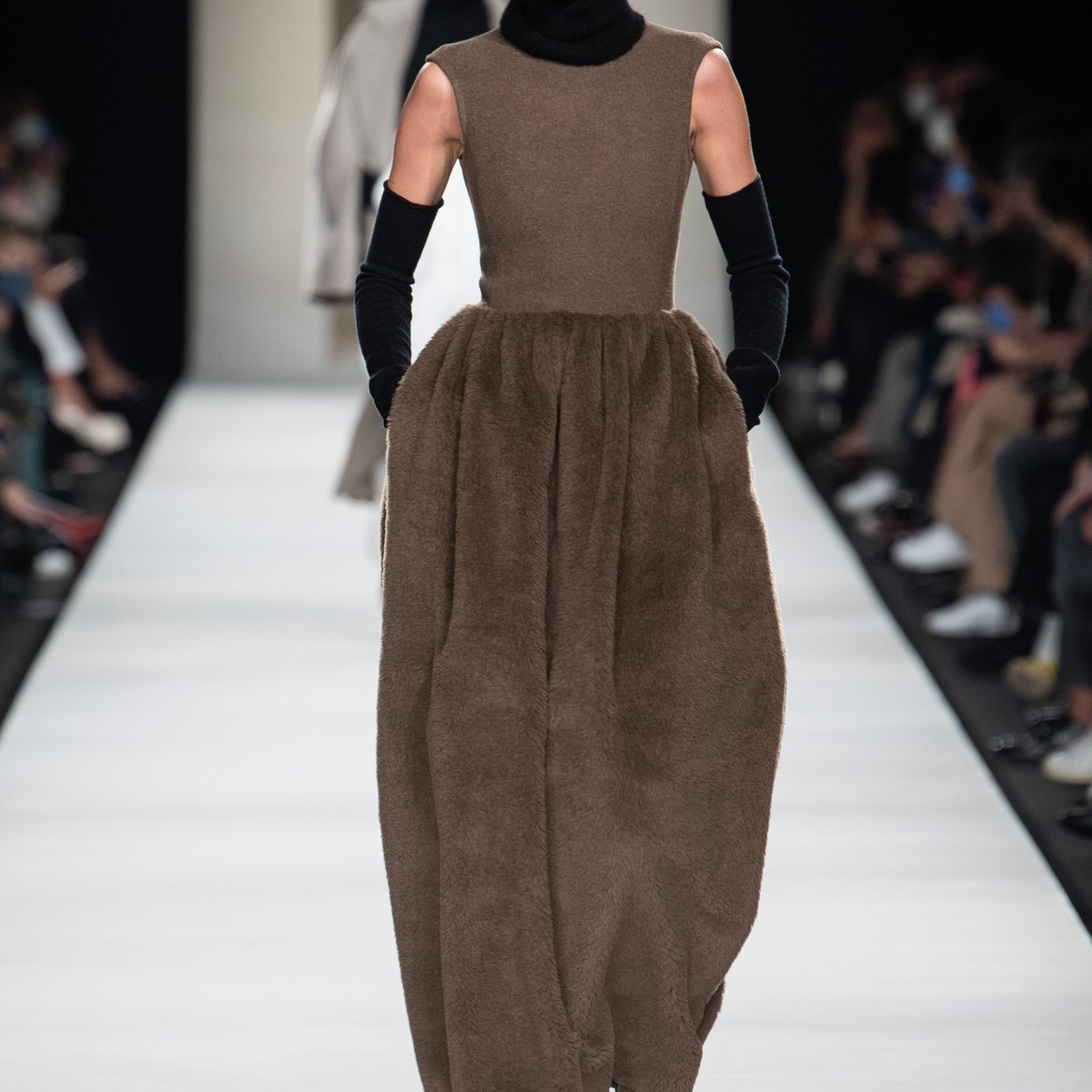 レア S´MAXMARA 2022AW ビジューボタン フーデットコート-