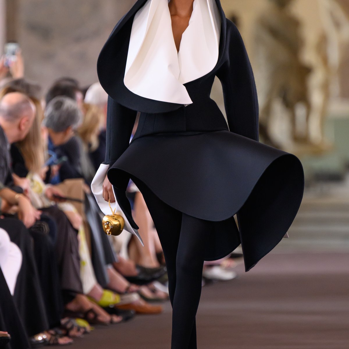 Schiaparelli 2023年秋冬オートクチュールコレクション | パリ | 画像30枚 - FASHIONSNAP