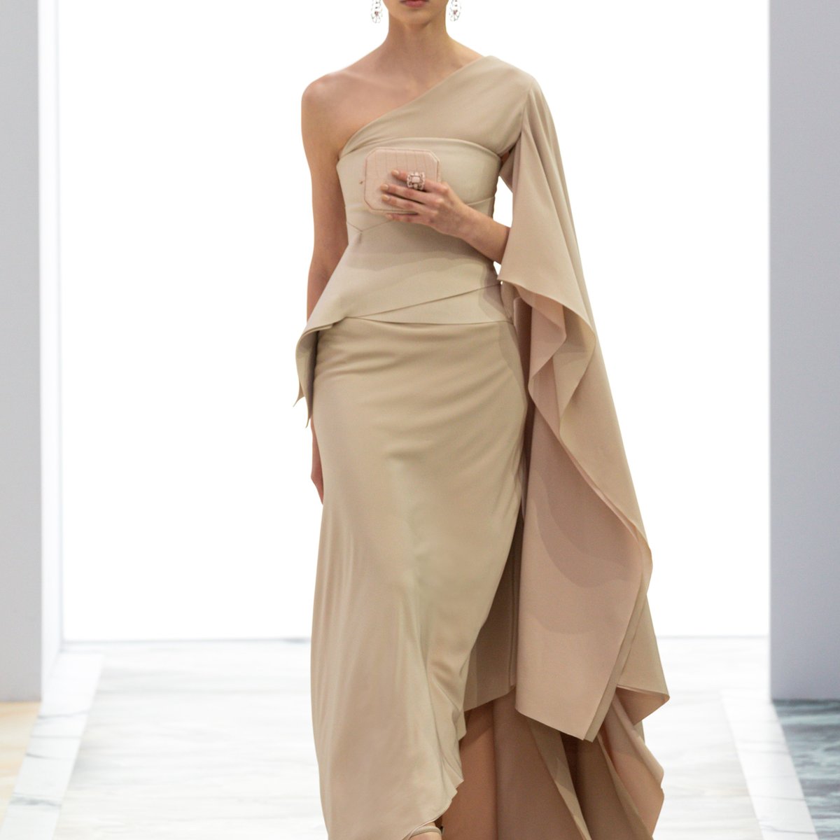 FENDI　スカート　2023 fendi_23aw_woman_00001.jpg