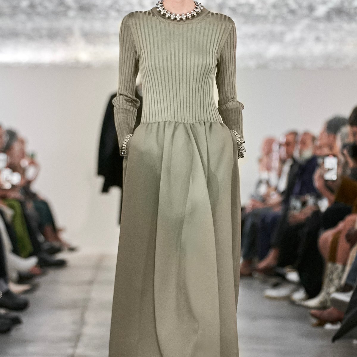 jil-sande_2024ss_00001_top.jpg